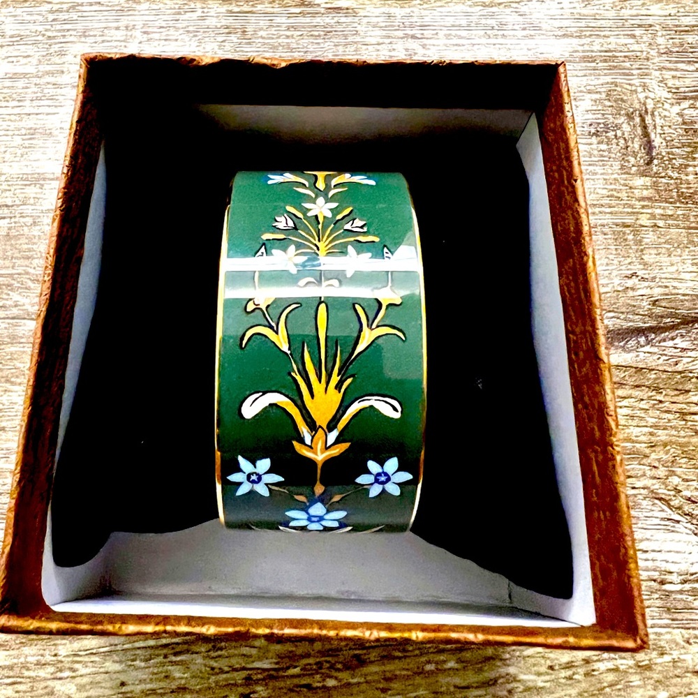 Tory Burch Enamel green Bracelet,
new with tags, Retails At $249